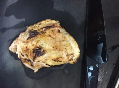 鶏肉を炙る