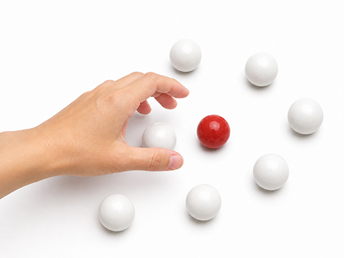 石を手に取る