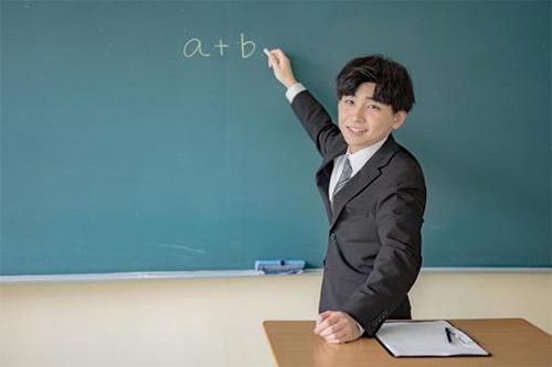 教える